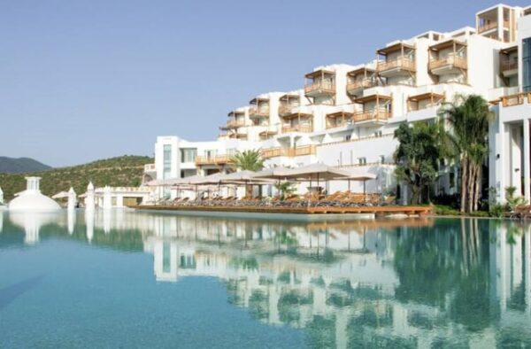 "Serene infinity pool reflecting a luxurious hotel, part of the Romantic Turkey Tour on www.leryhago.com."